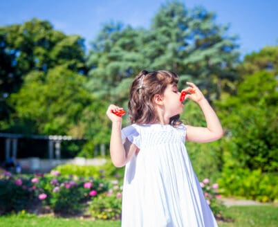 Comment attirer l’attention de l’enfant qui ne voit pas ?