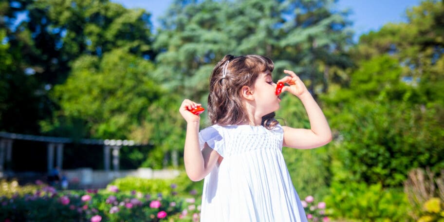 Comment attirer l’attention de l’enfant qui ne voit pas ?