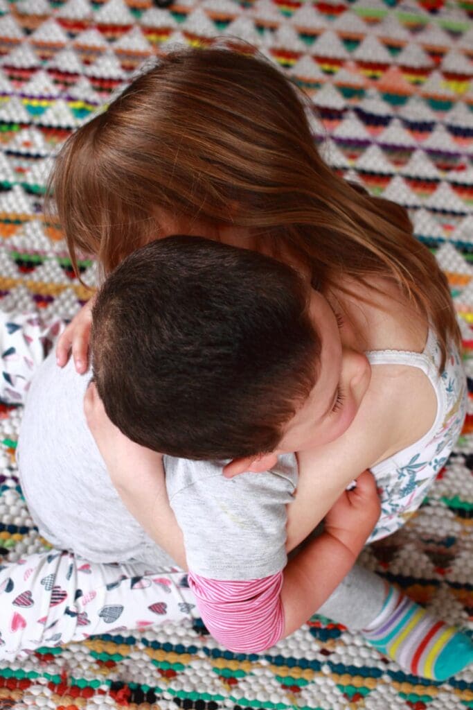 deux enfants se prenant dans les bras